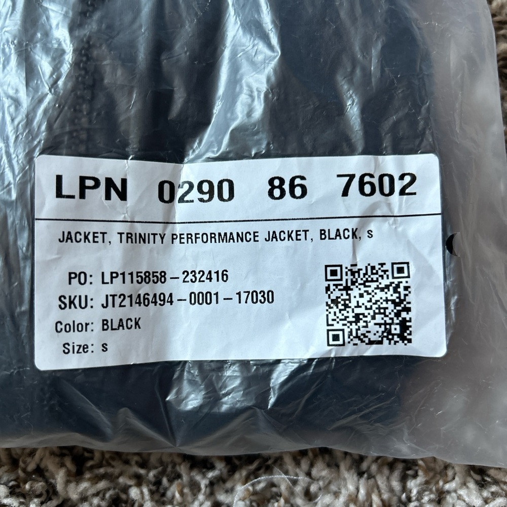 Black Trinity Performance Jacket Fabletics - Picture 7 of 7
